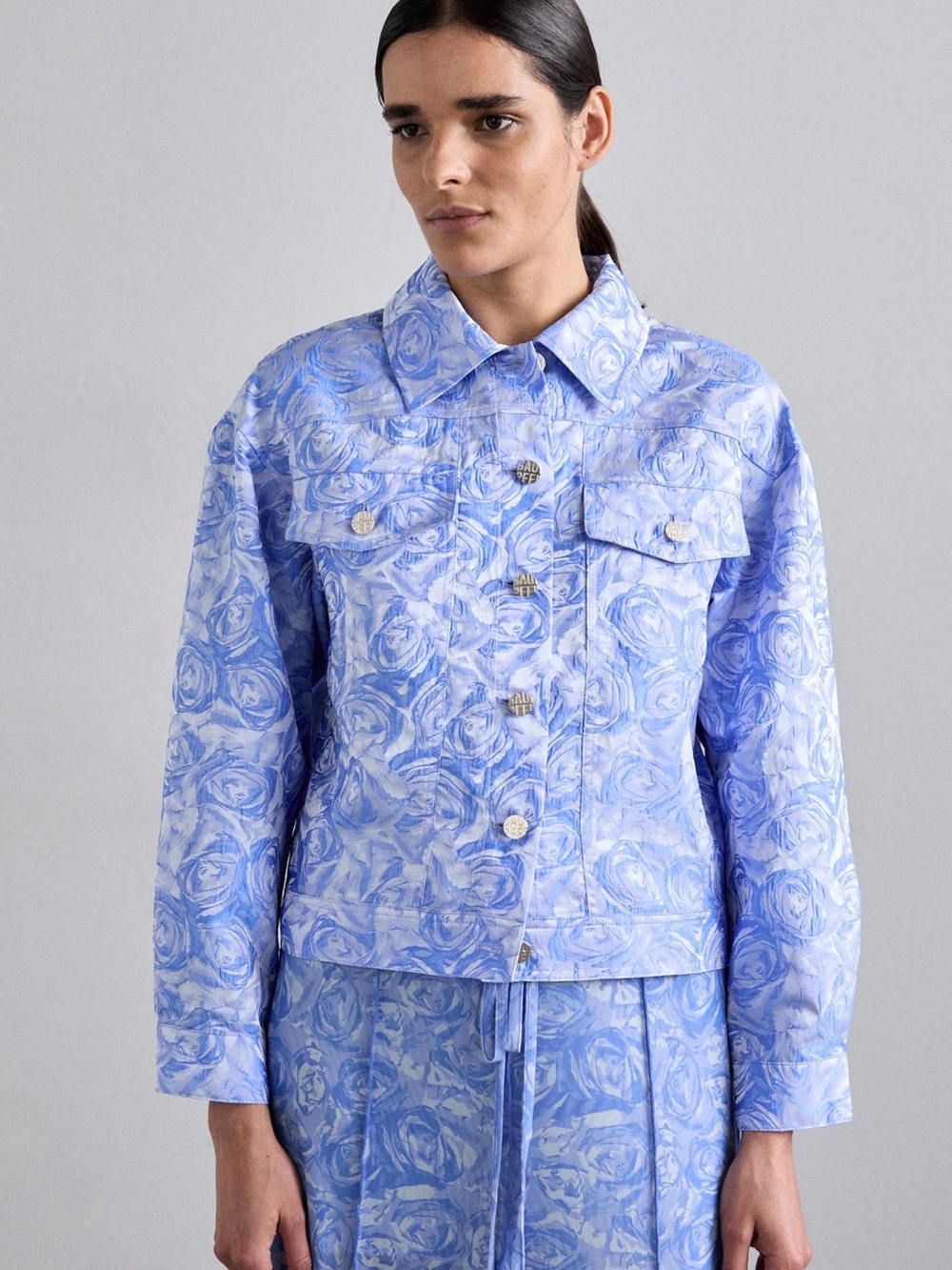 Baum und pferdgarten Women’s Light Blue and white Floral Jean Jacket NWT